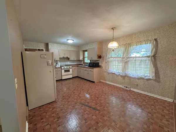 Elgin, IL 60120,1372 Algonquin DR