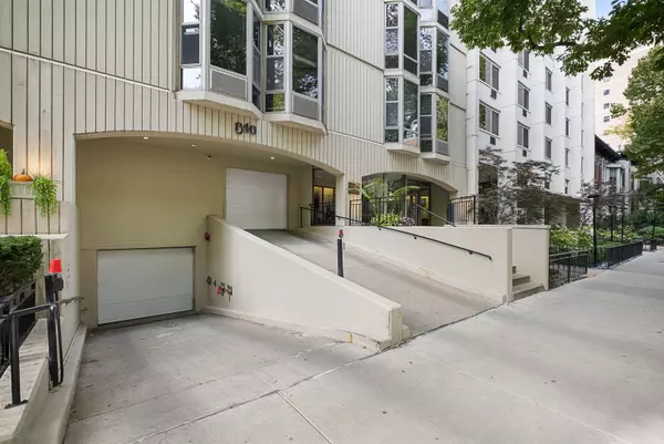1340 N Dearborn Pkwy #2C, Chicago, IL 60610