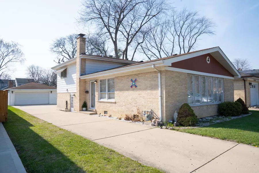 214 S Mount Prospect RD, Mount Prospect, IL 60056