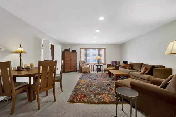 Evanston, IL 60201,525 grove ST #4D