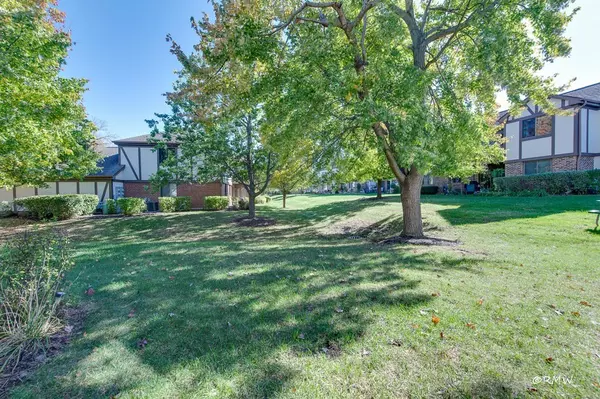 Schaumburg, IL 60193,1251 Williamsburg DR #D-1