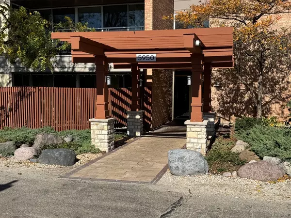 Lisle, IL 60532,5950 Oakwood DR #4C