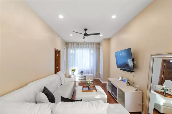 Chicago, IL 60647,2028 N Hamlin AVE #2