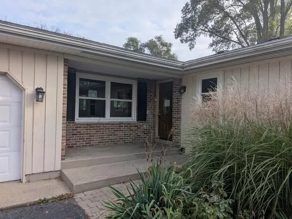 1718 W Lincoln RD, Mchenry, IL 60051