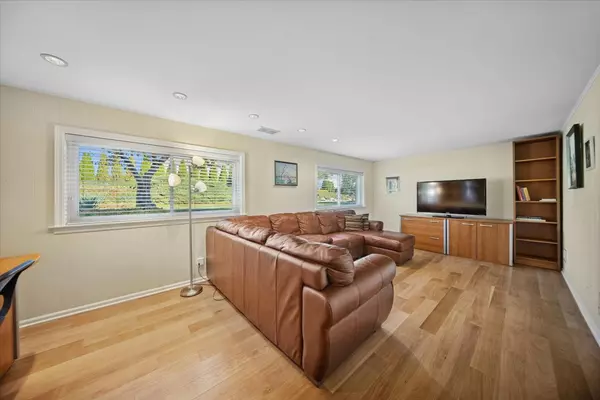 Darien, IL 60561,1614 Holly AVE