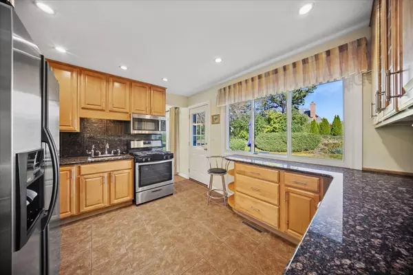 Darien, IL 60561,1614 Holly AVE