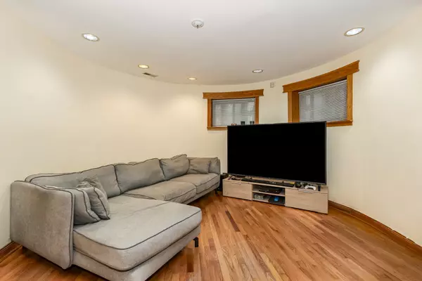 Chicago, IL 60615,4744 S Prairie AVE #1A