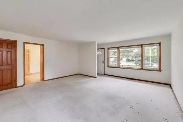 Wheaton, IL 60189,821 Warrenville RD