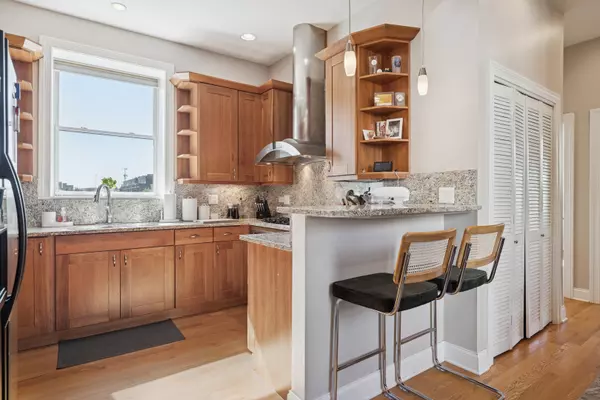 Chicago, IL 60622,942 N Fairfield AVE #2W