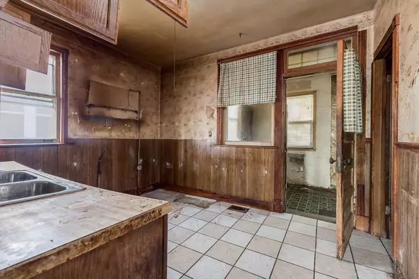 Chicago, IL 60621,7206 S Lafayette AVE