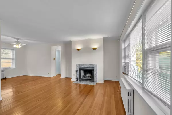 Evanston, IL 60202,530 Michigan AVE #3E