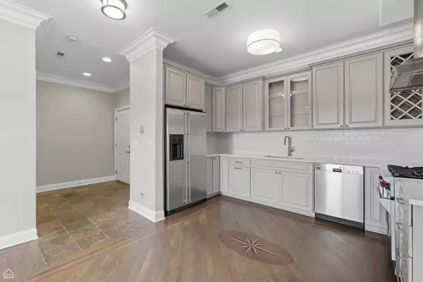 Chicago, IL 60618,2400 W Warner AVE #4E