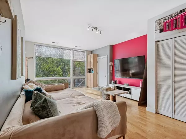 Chicago, IL 60610,454 W Oak ST #3