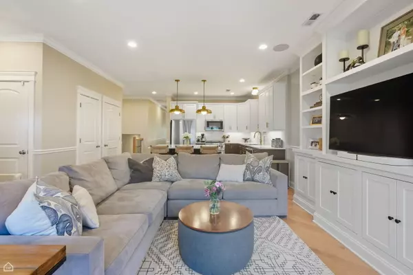 Chicago, IL 60657,3325 N SEMINARY AVE #1N