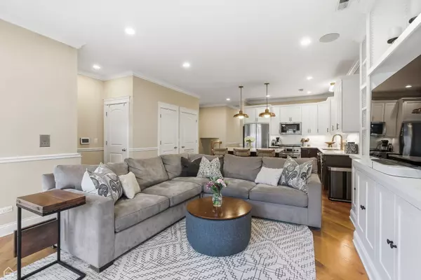 Chicago, IL 60657,3325 N SEMINARY AVE #1N