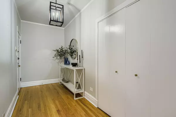 Chicago, IL 60613,539 W Addison ST #2N