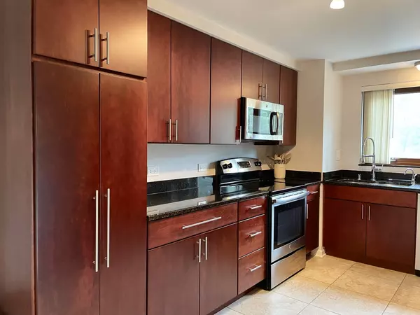 Highland Park, IL 60035,2086 Saint Johns AVE #207