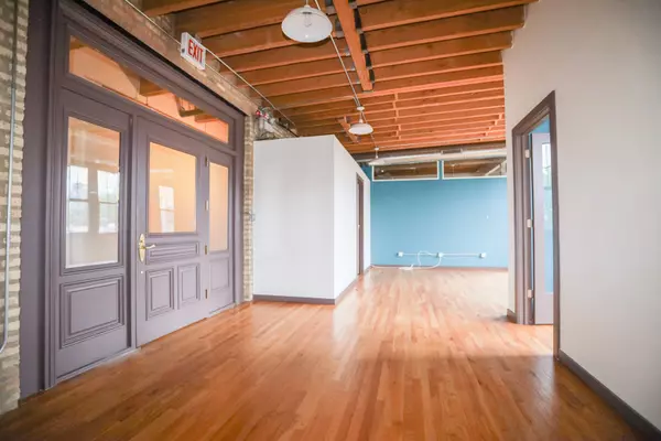 Chicago, IL 60613,1801 W Belle Plaine AVE #207A