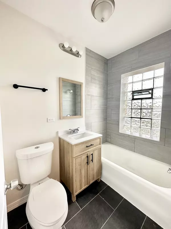 Chicago, IL 60651,1245 N Karlov AVE #3