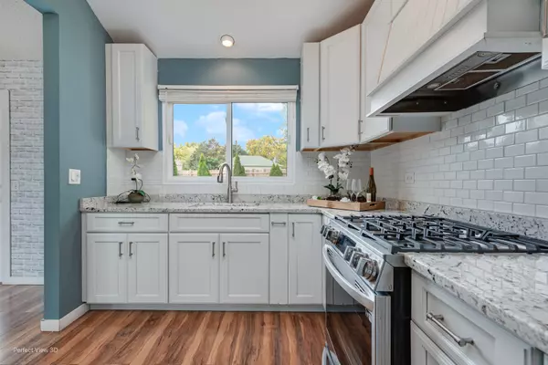 Warrenville, IL 60555,2S464 Cottonwood CT