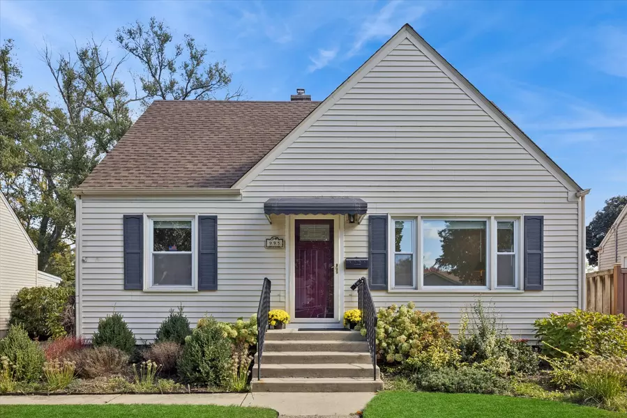 995 S Swain AVE, Elmhurst, IL 60126