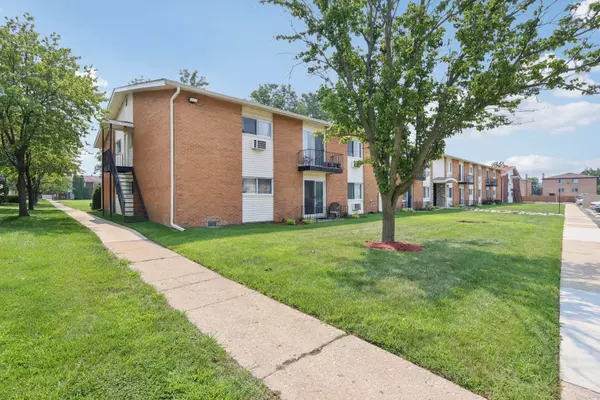 Des Plaines, IL 60016,8916 Kenneth DR #1E