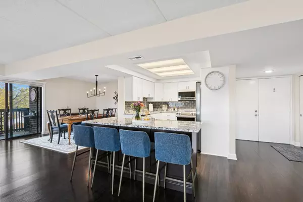 Gurnee, IL 60031,920 Vose DR #202