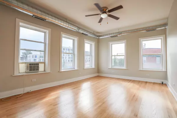 Chicago, IL 60647,2712 N Milwaukee AVE #206