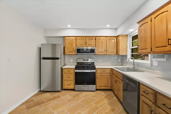 Lindenhurst, IL 60046,2124 Burr Oak LN