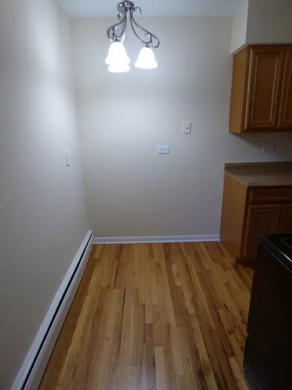 Chicago, IL 60626,1626 W Estes AVE #1F