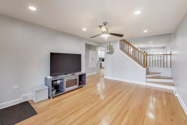 Niles, IL 60714,8313 W Ballard RD