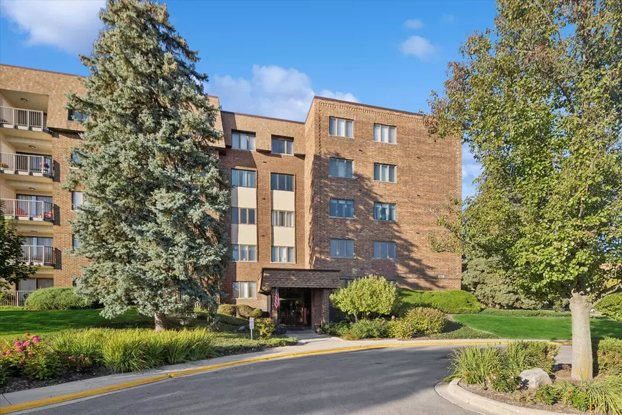 453 Raintree DR #5A, Glen Ellyn, IL 60137