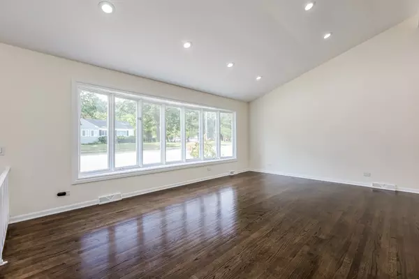 Skokie, IL 60077,8717 Gross Point RD