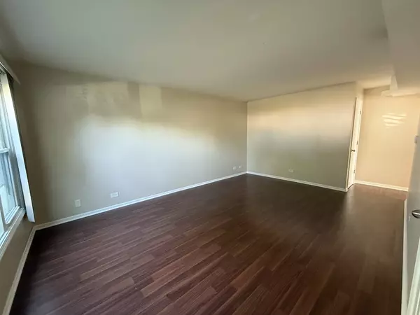 Roselle, IL 60172,109 Central AVE #A