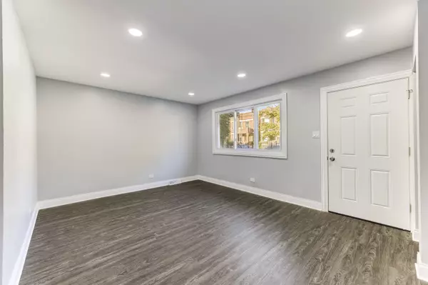 Chicago, IL 60619,7237 S St Lawrence AVE