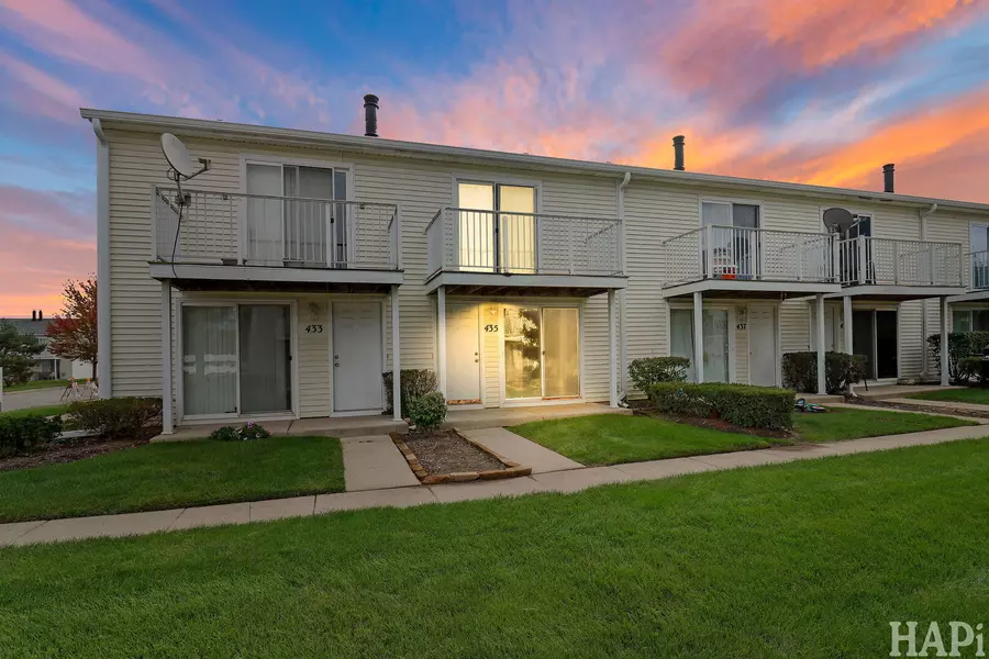 435 Meadow Green LN, Round Lake Beach, IL 60073