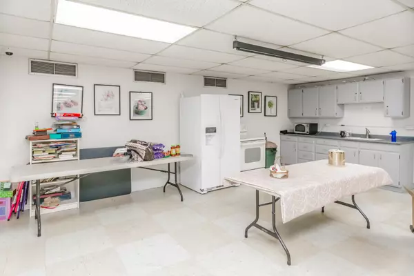 Chicago, IL 60645,7033 N Kedzie AVE #401