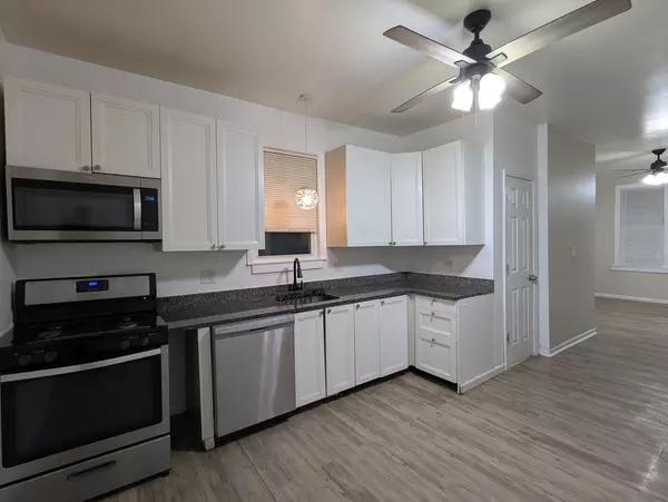 Chicago, IL 60617,8209 S Coles AVE