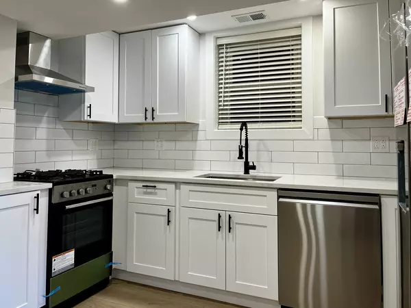 Chicago, IL 60657,1443 W Oakdale AVE #1