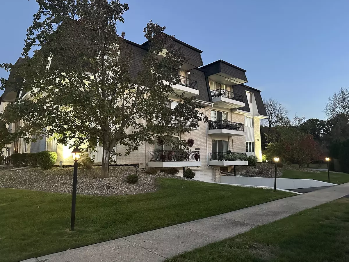 Lansing, IL 60438,18559 Escanaba AVE #305