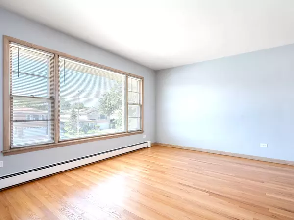 Park Ridge, IL 60068,735 N NORTHWEST HWY #2