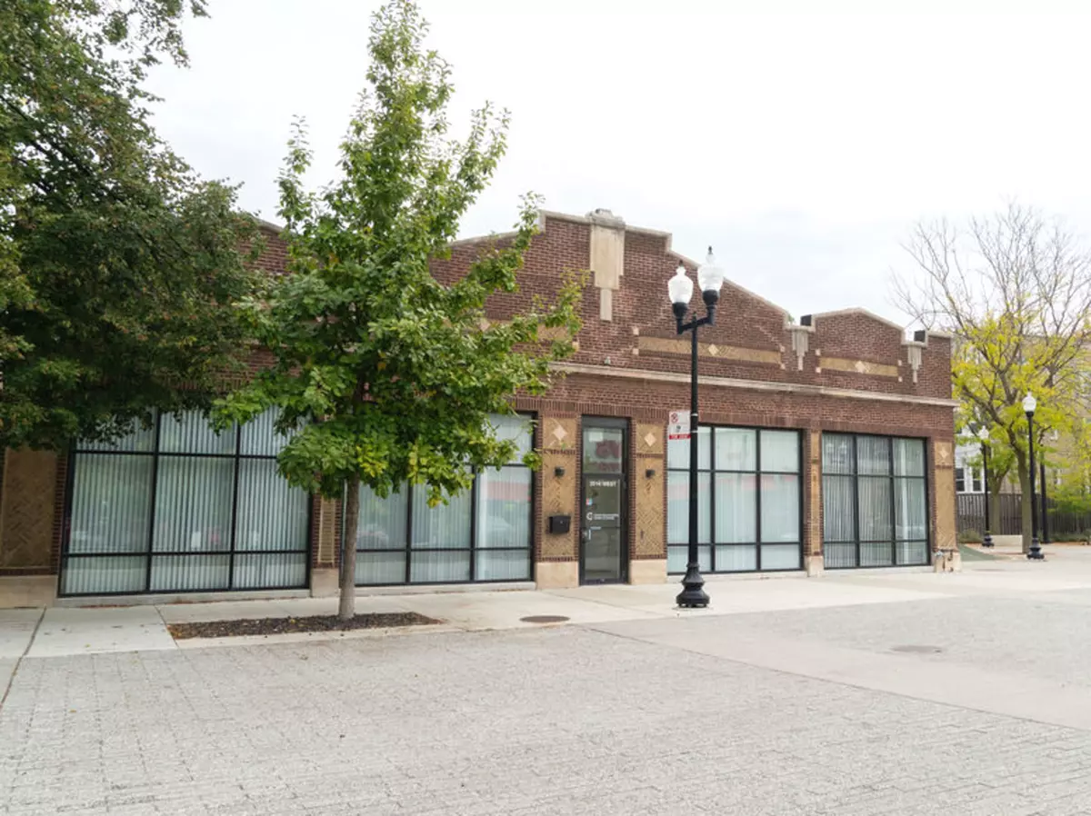 Chicago, IL 60618,2014 W Belle Plaine AVE