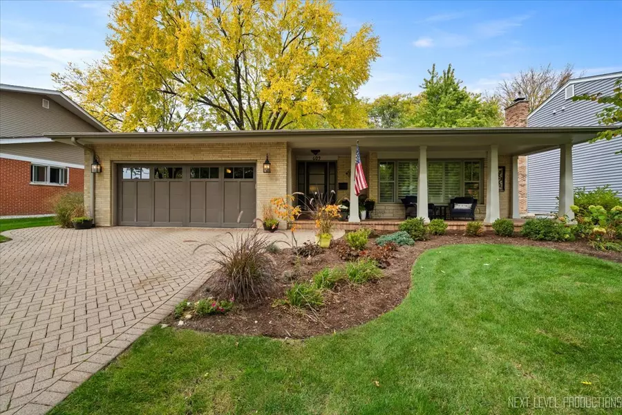 609 Bowling Green CT, Naperville, IL 60563