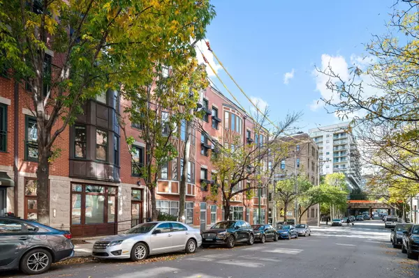 Chicago, IL 60642,817 W Superior ST #2