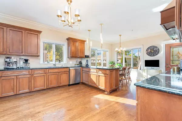 Justice, IL 60458,7706 Garden LN