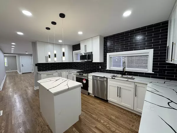 Chicago, IL 60659,6236 N Francisco AVE #2