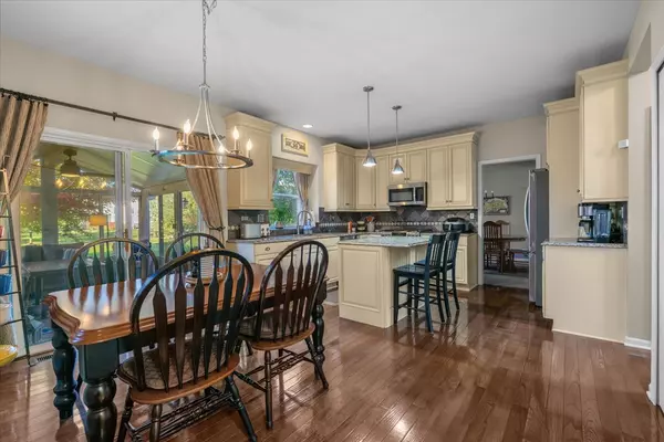 Algonquin, IL 60102,4020 Bunker Hill DR