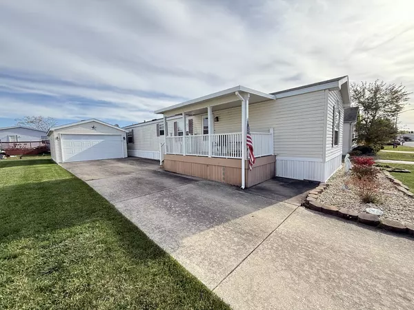 Beecher, IL 60401,8 EAGLE LN