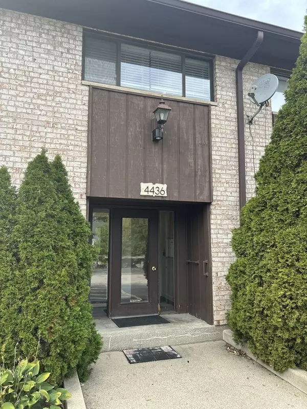 4436 Arbor CIR #4, Downers Grove, IL 60515