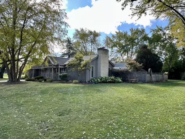 Crystal Lake, IL 60014,704 Saint Andrews LN